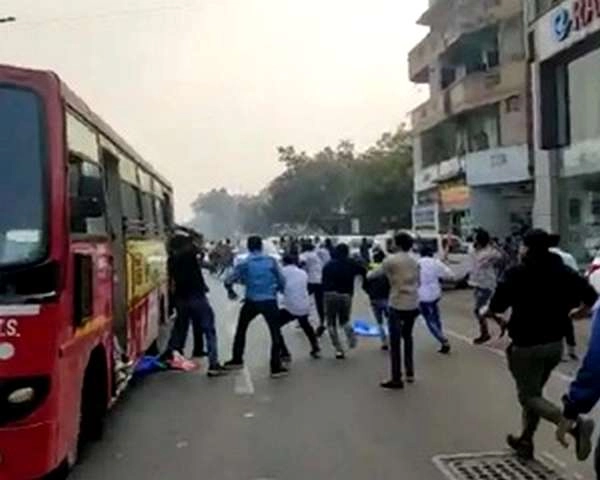 JNU हिंसा, अब अहमदाबाद में भिड़े NSUI व ABVP के छात्र, कई घायल - abvp and nsui students clash in ahmedabad
