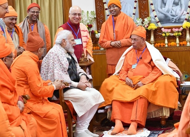 PM मोदी ने बेलूर मठ में स्वामी विवेकानंद को दी श्रद्धां‍जलि - Prime Minister Narendra Modi Bolur Math