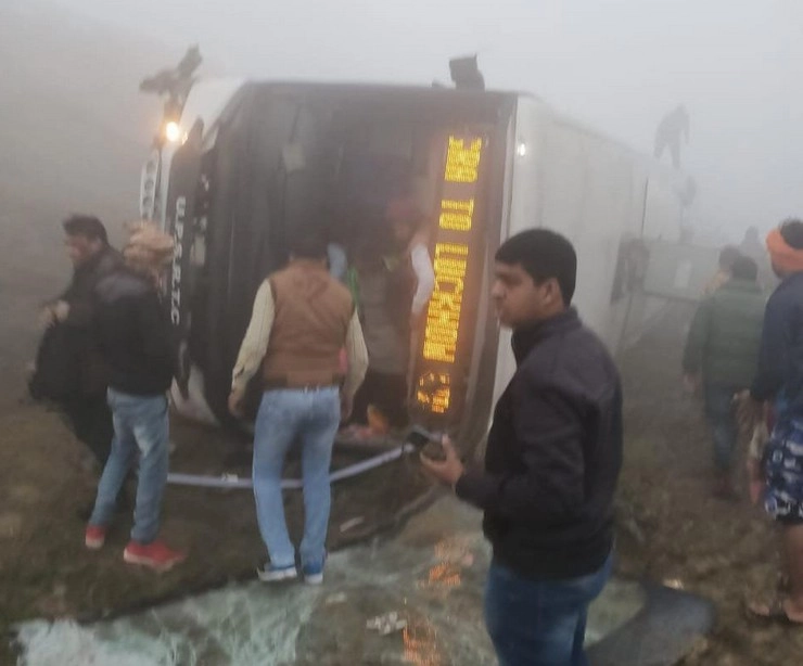 आगरा-लखनऊ एक्सप्रेस-वे पर वॉल्वो बस पलटी, 18 यात्री घायल - road accident in UPs Agra-Lucknow Expressway