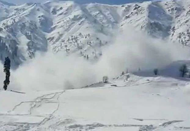 कश्मीर में 2 हिमस्खलनों में 3 सैनिकों समेत 8 लोगों की मौत