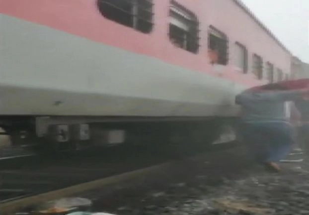 ओडिशा में कटक के पास ट्रेन हादसा, 8 डिब्बे पटरी से उतरे, 40 यात्री घायल - Train accident : lokmanya tilak express derails in cuttack