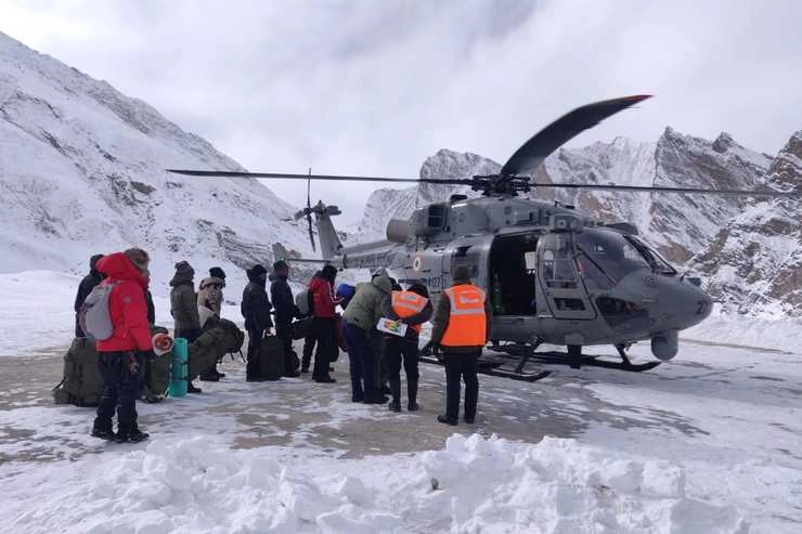 लद्दाख में ‘चादर ट्रेक’ के दौरान फंसे 107 लोगों को वायुसेना ने बचाया - Indian air force rescued 112 trekkers on chadar trek