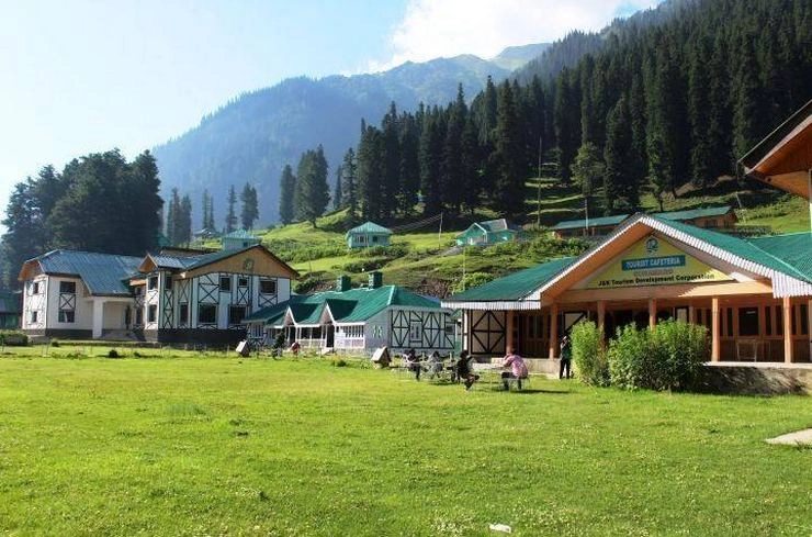 कश्मीर में टूरिज्म सेक्टर को भी 9000 करोड़ का नुकसान - Kashmir tourism