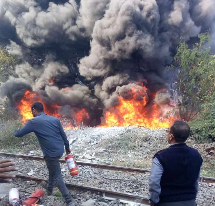 इंदौर रेलवे स्टेशन पर लगी आग, टला बड़ा हादसा - fire in Indore Railway Station