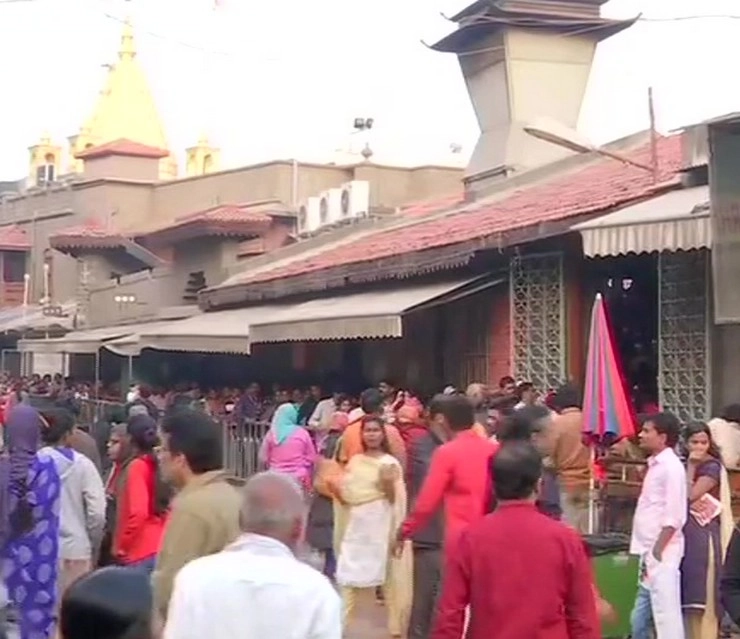 CM उद्धव ठाकरे के बयान के विरोध में शिर्डी में अनिश्चितकाल बंद, उमड़ा साईंबाबा के भक्तों का सैलाब - Shirdi Sai Baba temple remains open amid bandh called today in Shirdi town