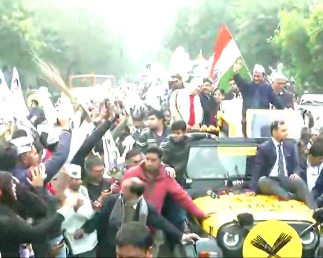 समय पर नहीं पहुंचे जनता के CM, अब नामांकन मंगलवार को - arvind kejriwal fails to file nomination today for delhi elections delayed by roadshow