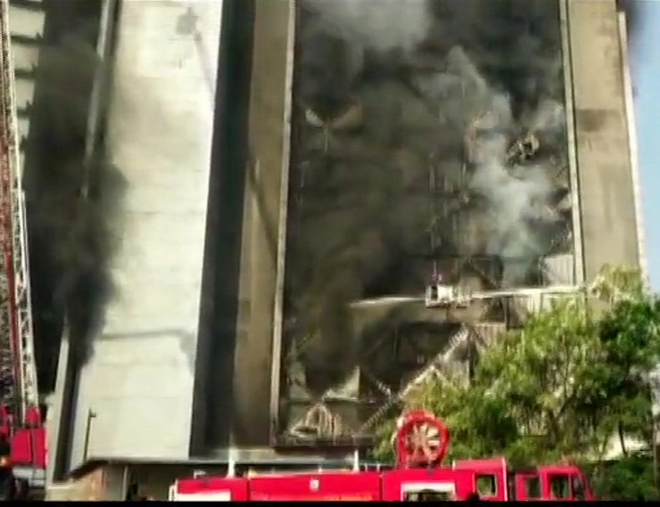 सूरत की 10 मंजिला इमारत में भयावह आग, कई दुकानें खाक - Fire in Raghuveer Market in Surat