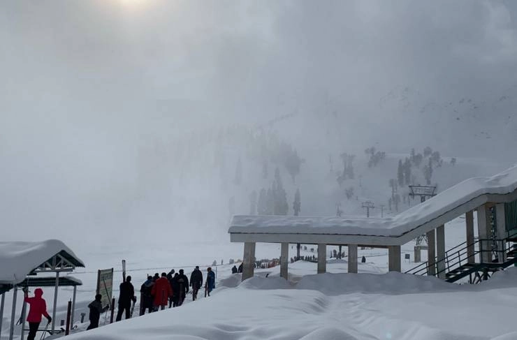 गुलमर्ग में स्कीइंग के लिए उमड़ी भीड़, तेज बर्फबारी का इंतजार, IMD ने भविष्यवाणी ने जगाई उम्मीद - Crowd gathered for skiing in Gulmarg