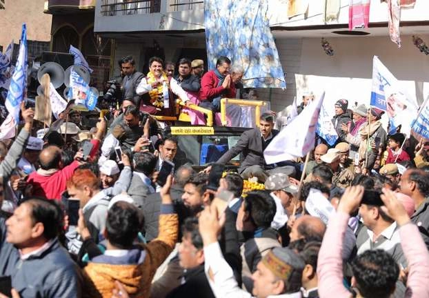 Arvind Kejriwal | खुली जीप में सवार हो केजरीवाल ने दिल्ली के मटियाला में किया रोड शो