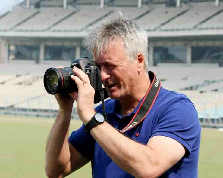 रणजी ट्रॉफी क्रिकेट मैच के दौरान फोटोग्राफर के रूप में ईडन पर पहुंचे steve waugh