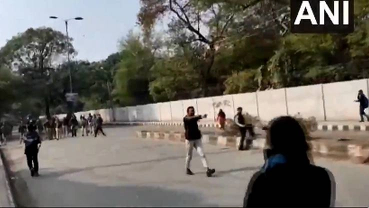 CAA के खिलाफ प्रदर्शन में हिंसा, गोली चलने से एक युवक घायल - man brandishes gun in Jamia area of Delhi
