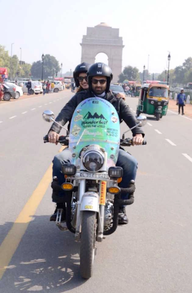 'मलंग' स्टार आदित्य रॉय कपूर और दिशा पाटनी ने दिल्ली की सड़कों पर उठाया बाइक राइडिंग का लुत्फ