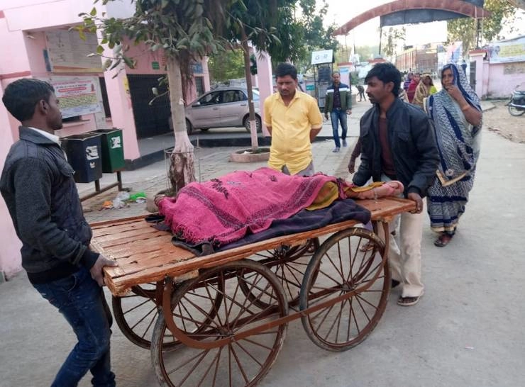तड़पती गर्भवती को न नसीब हुई एम्बुलेंस और न ही स्ट्रेचर... - Negligence of health system in Kanpur district