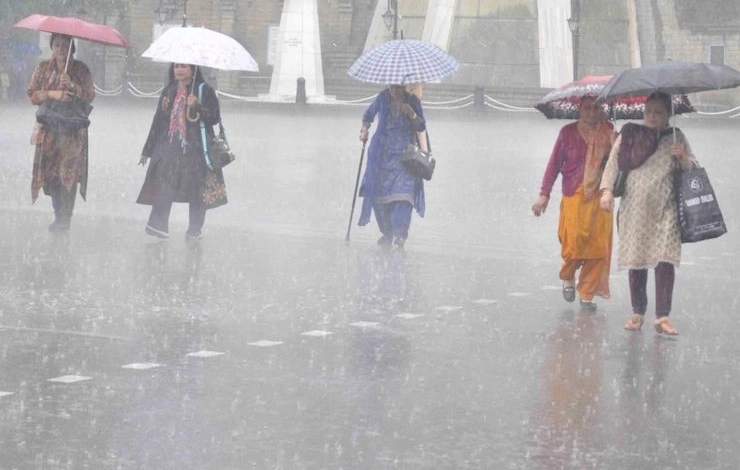 फिर बदला मौसम का मिजाज, दिल्ली समेत कई इलाकों में बारिश के आसार - weather prediction : rain threat in Delhi and surrounding