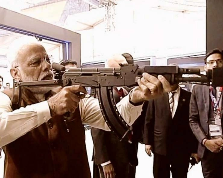 Defence EXPO 2020 : मोदी ने थामी बंदूक, चलाई गोलियां - PM Narendra Modi at Defence Expo in Lucknow