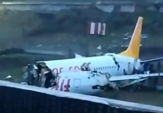 Turkey | तुर्की में टला विमान हादसा, रनवे से फिसले विमान के 2 टुकड़े हुए, किसी की मौत नहीं