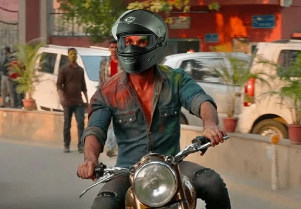 गु्रुग्राम पुलिस का यह अंदाज सबको भाया, 'शाहिद कपूर' को पहनाया हेलमेट - Shahid Kapoor, Helmet and Gurugram police