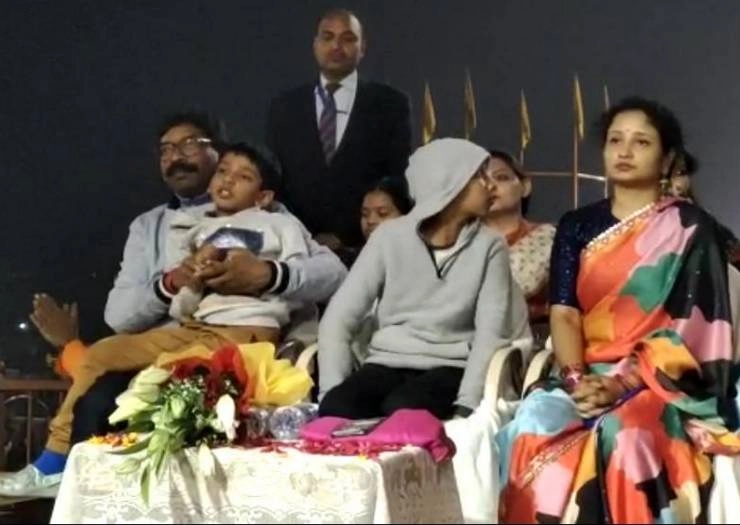 बाबा काशी विश्वनाथ में माथा टेकने पहुंचे झारखंड के मुख्यमंत्री हेमंत सोरेन - Chief Minister Hemant Soren visited Baba Kashi Vishwanath with family