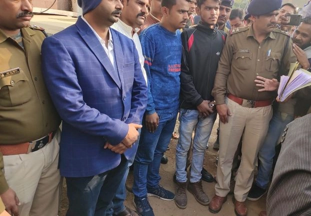 SDM  ने खुद रची अपने दफ्तर पर हमले की साजिश, पुलिस ने किया गिरफ्तार - Madhya Pradesh :  Chhatarpur SDM arrested for conspiring attack on his office