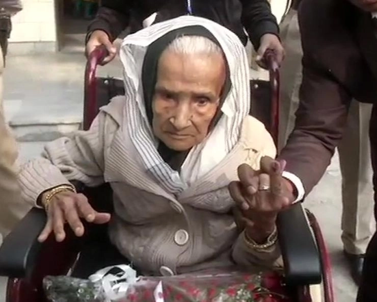 111 वर्ष की उम्र में कलीतारा मंडल ने डाला वोट, गर्व से दिखाई स्याही वाली उंगली - Kalitara Mandal cast vote at the age of 111