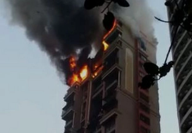 नवी मुंबई में 21 मंजिला इमारत में भयावह आग, 7 दमकलकर्मी घायल - 7 firemen injured while dousing blaze in 21-storey building in Navi Mumbai
