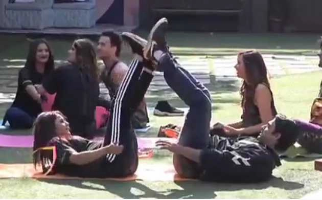 Bigg Boss 13 : शिल्पा शेट्टी की योगा क्लास में छूटे कंटेस्टेंट के पसीने - bigg boss 13 shilpa shetty enters in the house for yoga classes