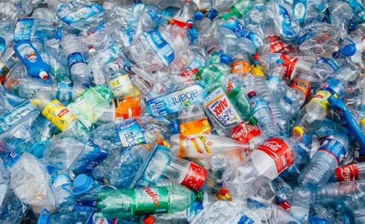 Plastic Bottle | प्लास्टिक की बोतलों से असम में बनेगा आंगनवाड़ी केंद्र