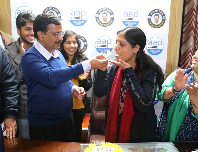 Delhi elections : पत्नी सुनीता को मिला जीवन का सर्वश्रेष्ठ गिफ्ट