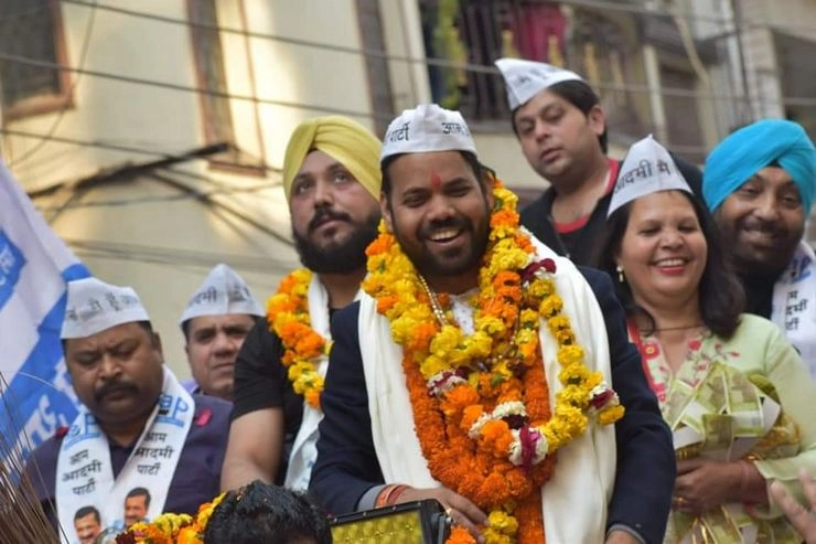 दिल्ली में बेटा दूसरी बार बना AAP का विधायक, पिता आज भी भोपाल में बना रहे पंचर - Delhi Election 2020 : Praveen kumar second time won delhi assembly election