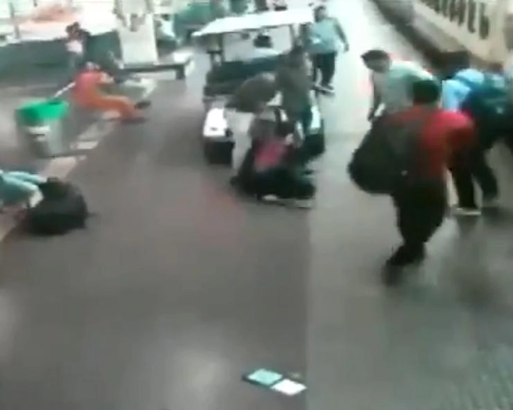 चलती ट्रेन पर चढ़ने की कोशिश, महिला का पैर फिसला, पुलिसकर्मी ने बचाई जान (वीडियो)