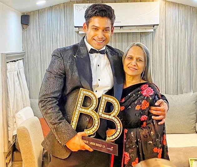 बिग बॉस 13 विनर सिद्धार्थ शुक्ला ने अपनी मां को दिया खास गिफ्ट, वायरल हुई फैमिली फोटो! - bigg boss 13 sidharth shukla family photo viral on social media