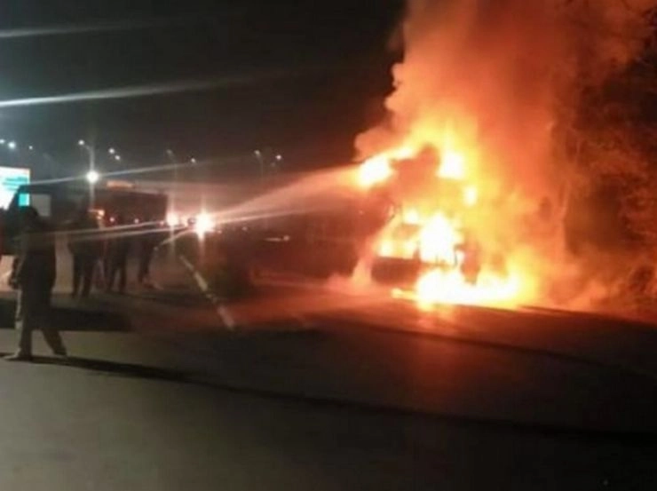 उन्नाव में वैन और ट्रक की जबरदस्त भिड़ंत में 7 लोगों की जिंदा जलने से दर्दनाक मौत - 7 people killed in collision of van and truck in Unnao