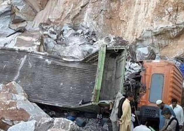पाकिस्तान में खदान में चट्टान खिसकने से 8 की मौत, 15 फंसे - Pakistan : At least 9 die as land sliding traps 30 people in Buner