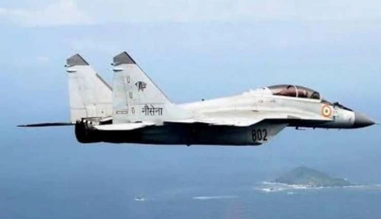 नौसेना का मिग-29 विमान दुर्घटनाग्रस्त, बाल-बाल बचा पायलट - Navy jet MiG-29k crashes in Goa, probe ordered to look into lapses