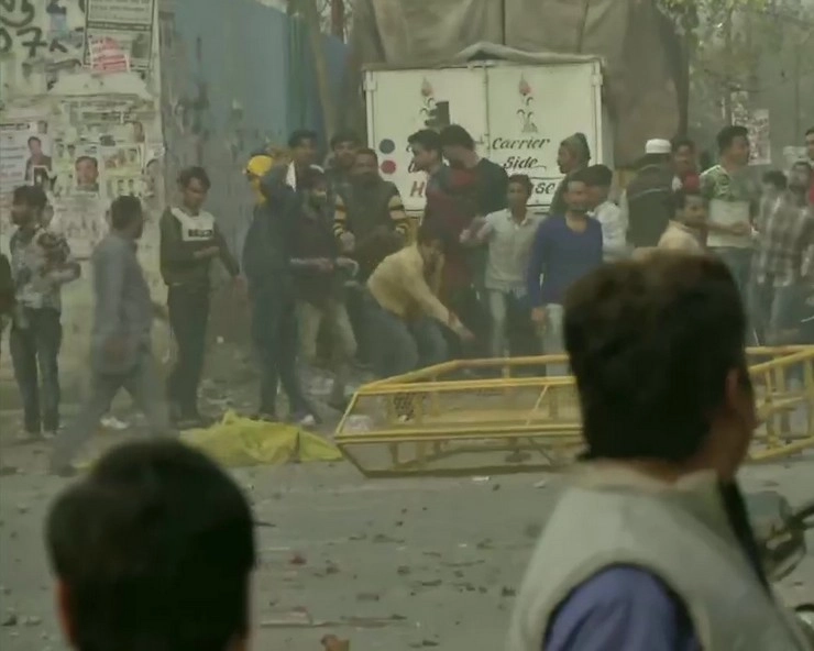 CAA protests | CAA का विरोध : जाफराबाद के पास मौजपुर में प्रदर्शन हिंसक हुआ, पत्थरबाजी में कई लोग जख्‍मी