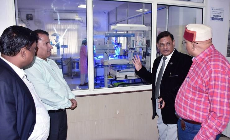 रीवा कमिश्नर डॉ. भार्गव ने किया जिला चिकित्सालय का औचक निरीक्षण - Dr. Ashok Bhargava