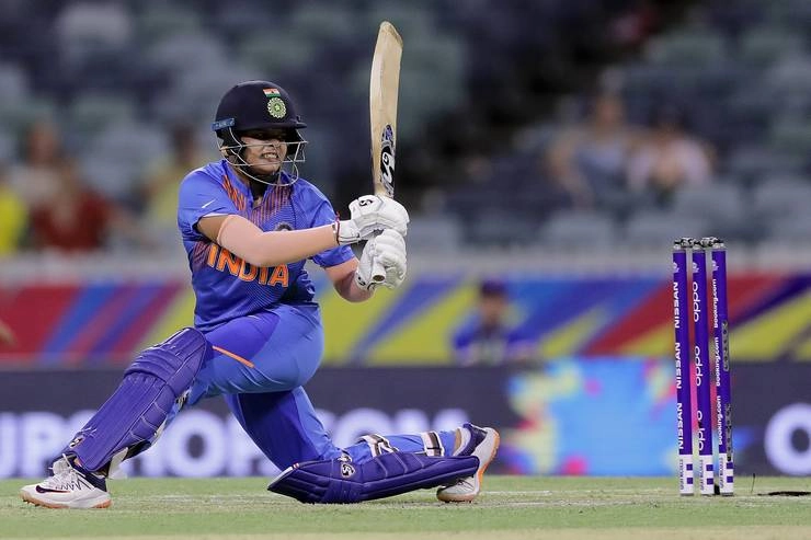 शैफाली वर्मा ने आईसीसी टी20 रैंकिंग में शीर्ष स्थान गंवाया, तीसरे स्थान पर खिसकीं