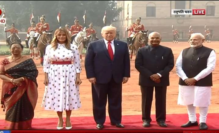 Donald Trumph in India: રાષ્ટ્રપતિ ભવનમાં સ્વાગત પછી રાજઘાટ માટે રવાના થયા ટ્રમ્પ