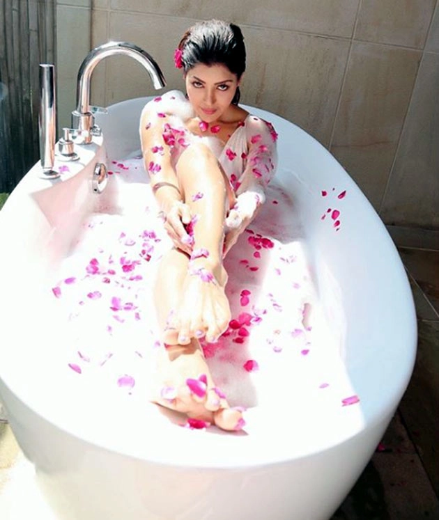 टीवी की इस बहू ने बाथटब में दिए हॉट पोज़ | Debina Bonnerjee bold photoshoot in bathtub