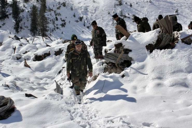 बुलंद हौसलों के साथ बर्फीली हवाओं और शून्य से नीचे तापमान में भी डटे हैं भारतीय सैनिक - Indian soldiers stay in temperature below zero in Ladakh