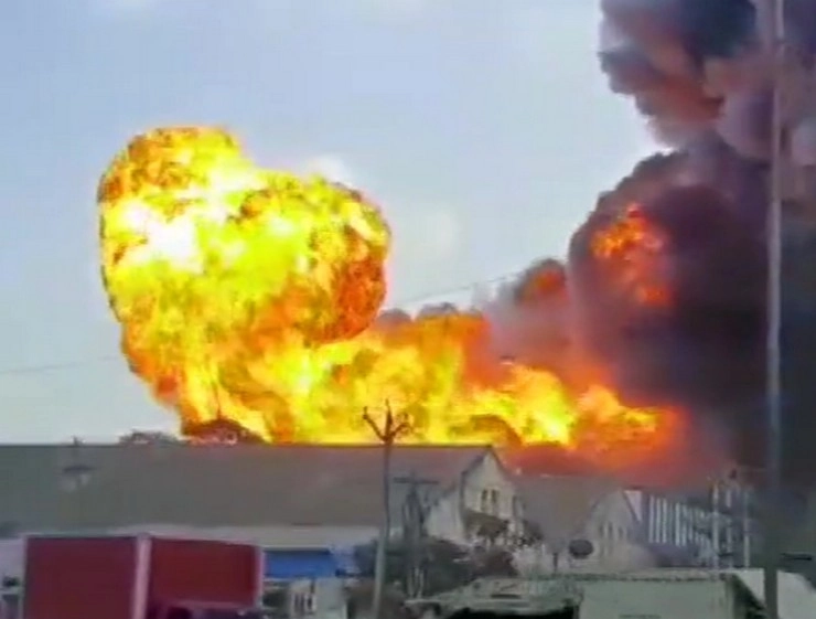 चीन में तेल के टैंकर में धमाका, 10 की मौत, 117 घायल - Explosion in oil tanker in China