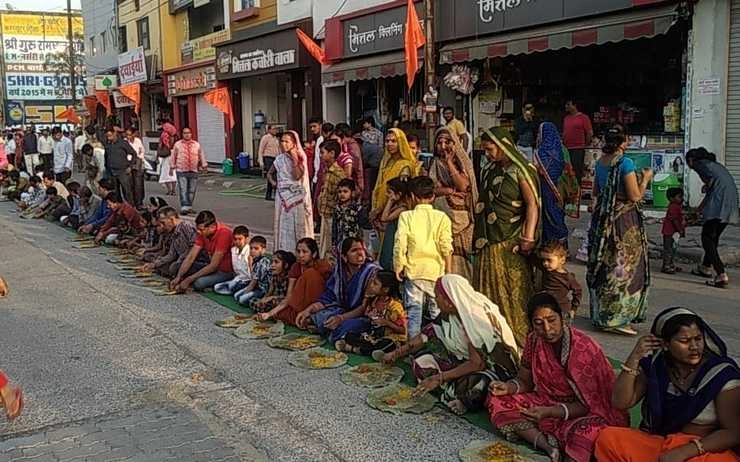 पितरेश्वर हनुमान धाम के 'नगर भोज' में 10 लाख लोगों ने ग्रहण की महाप्रसादी, दोबारा बनाना पड़ा भोजन - Pitreshwar Hanuman Dham Indore