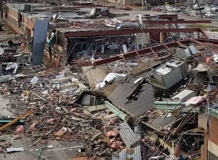 अमेरिका के टेनेसी में आए विनाशकारी तूफान में 24 लोगों की मौत, लाखों की संपत्ति नष्ट - Tennessee tornadoes: Dozens still missing following storms that killed at least 24 people