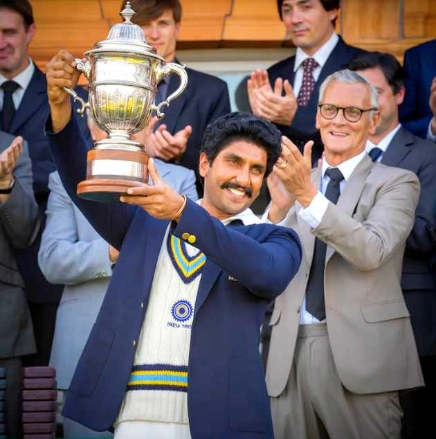 फिल्म 83 का नया पोस्टर आया सामने, रणवीर सिंह ने कपिल देव के अंदाज में उठाई विश्व कप ट्रॉफी - 83 new poster out ranveer singh recreate world cup winning moment