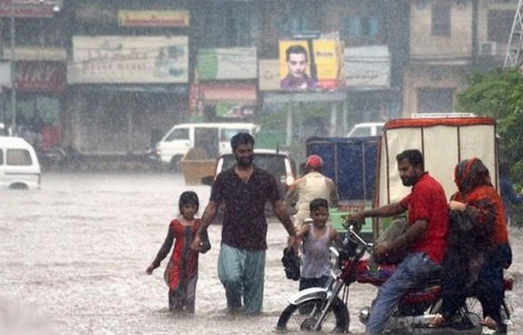 पाकिस्तान में भारी बारिश का कहर, 17 लोगों की मौत, कई घायल - Heavy rain in Pakistan, 17 people killed, many injured