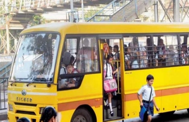 आखिर किस के कंधों पर है बच्‍चों की सुरक्षा की जिम्‍मेदारी? - school bus