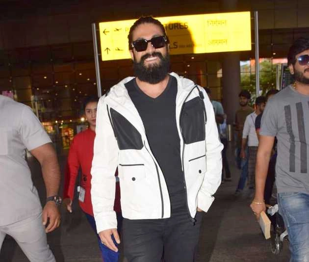 सुपरस्टार यश ने इस वजह से किया मुंबई का दौरा - kgf star yash gets mobbed by fans at mumbai airport