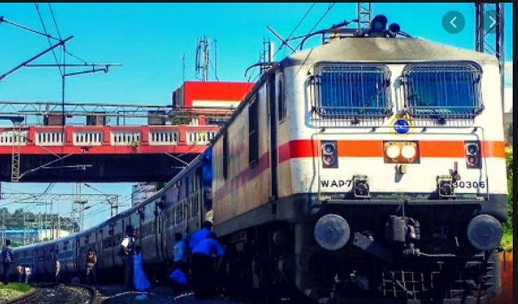 Railway के टिकटिंग सिस्टम में होगा बड़ा बदलाव, जारी होंगे QR Code वाले टिकट - Indian Railways plans to implement QR code based contactless ticket checking system