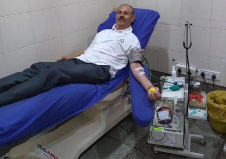 Motivational Story : इंदौर में फिरोज दाजी ने किया 106वीं बार रक्तदान