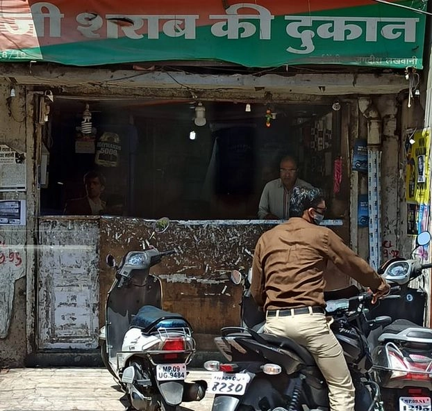 दिल्ली में भी खुली शराब की दुकानें, उड़ा सोशल डिस्टेंसिंग का मखौल
